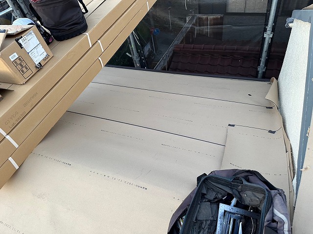 スレート屋根から横暖ルーフを使った屋根カバー工事を行いました！川口市屋根カバー工事　横暖ルーフαｓ　ニチハ　センタールーフ　スレートボロボロ　ガルバリウム鋼板　